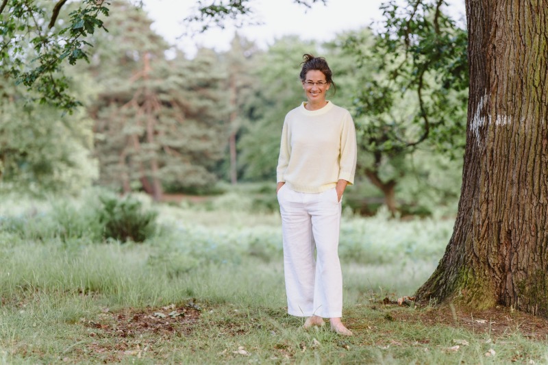 Claudia Drescher steht neben einem Baum in der Wahner Heide