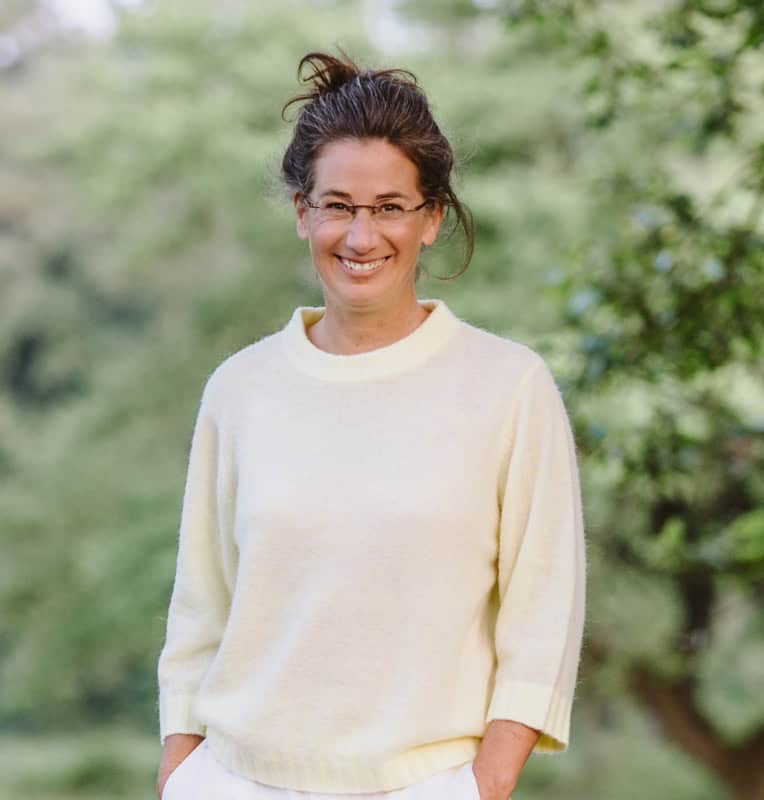 Claudia Drescher steht im Wald in der Wahner Heide.
