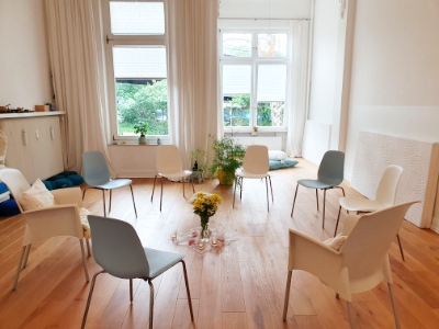 Seminarraum mit Stuhlkreis für Heilabend von Claudia Drescher in Bonn
