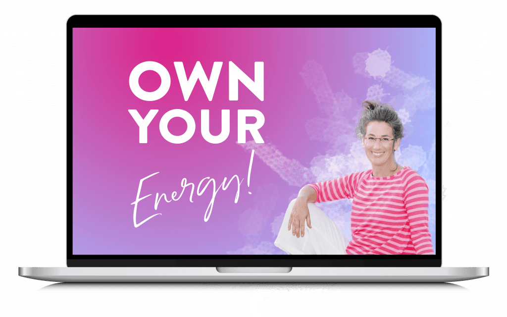 Claudia Drescher sitzt in einem Laptop-Fenster und lehnt einen Arm über ihr Knie.